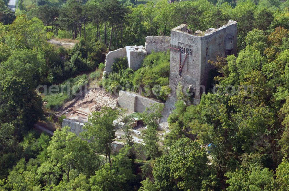 JENA from the bird's eye view: Die Lobdeburg ist eine Burgruine bei Lobeda, einem Ortsteil von Jena.Den Namen Lobdeburg beanspruchen drei unterschiedliche Bauten, nämlich die obere, mittlere und untere Burg. Als eigentliche Lobdeburg wird die mittlere der drei Burgen angesehen.Die Lobdeburg wurde erstmals 1166 erwähnt. Errichtet wurde die Burg höchstwahrscheinlich durch die vom Kaiser als Ministerialen eingesetzten Herren von Auhausen, die die Burg nach dem Ort Lobeda benannten. Kurz darauf nannte sich der hier ansässige Zweig der Familie von Lobedeburg. 1185 wurde der Bau der Burg abgeschlossen. 1340 kam sie in den Besitz der Wettiner. 1450 eroberte Herzog Wilhelm von Sachsen die Burg im sächsischen Bruderkrieg. Bis 1591 war die Familie Puster im Besitz der Burg. Anschließend begann der Verfall der Anlage und die Steine wurden zum Bau der Saalebrücke bei Burgau verwandt.Seit 1912 gibt es die Lobdeburg-Gemeinde 1912 e.V. Der Verein kümmert sich um die Erhaltung und Sanierung der Burg sowie deren Umfeld.