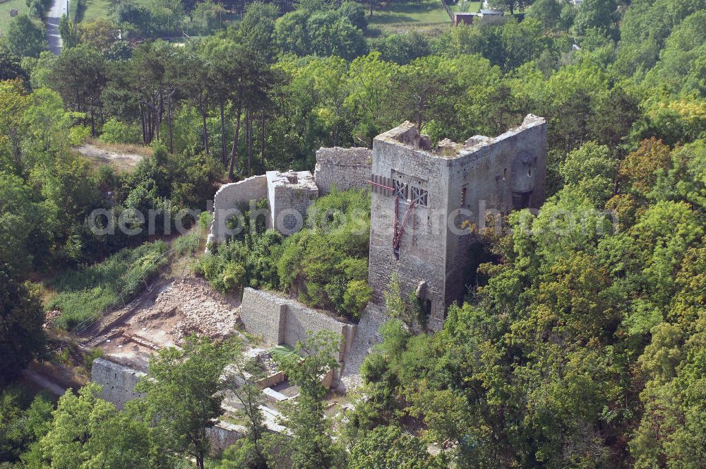 Aerial image JENA - Die Lobdeburg ist eine Burgruine bei Lobeda, einem Ortsteil von Jena.Den Namen Lobdeburg beanspruchen drei unterschiedliche Bauten, nämlich die obere, mittlere und untere Burg. Als eigentliche Lobdeburg wird die mittlere der drei Burgen angesehen.Die Lobdeburg wurde erstmals 1166 erwähnt. Errichtet wurde die Burg höchstwahrscheinlich durch die vom Kaiser als Ministerialen eingesetzten Herren von Auhausen, die die Burg nach dem Ort Lobeda benannten. Kurz darauf nannte sich der hier ansässige Zweig der Familie von Lobedeburg. 1185 wurde der Bau der Burg abgeschlossen. 1340 kam sie in den Besitz der Wettiner. 1450 eroberte Herzog Wilhelm von Sachsen die Burg im sächsischen Bruderkrieg. Bis 1591 war die Familie Puster im Besitz der Burg. Anschließend begann der Verfall der Anlage und die Steine wurden zum Bau der Saalebrücke bei Burgau verwandt.Seit 1912 gibt es die Lobdeburg-Gemeinde 1912 e.V. Der Verein kümmert sich um die Erhaltung und Sanierung der Burg sowie deren Umfeld.