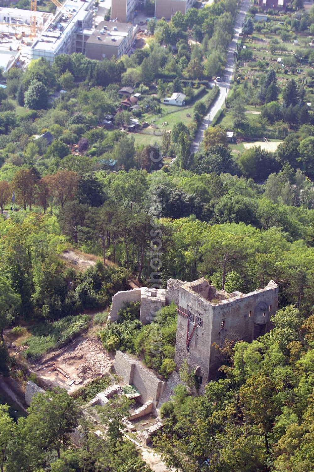 Aerial photograph JENA - Die Lobdeburg ist eine Burgruine bei Lobeda, einem Ortsteil von Jena.Den Namen Lobdeburg beanspruchen drei unterschiedliche Bauten, nämlich die obere, mittlere und untere Burg. Als eigentliche Lobdeburg wird die mittlere der drei Burgen angesehen.Die Lobdeburg wurde erstmals 1166 erwähnt. Errichtet wurde die Burg höchstwahrscheinlich durch die vom Kaiser als Ministerialen eingesetzten Herren von Auhausen, die die Burg nach dem Ort Lobeda benannten. Kurz darauf nannte sich der hier ansässige Zweig der Familie von Lobedeburg. 1185 wurde der Bau der Burg abgeschlossen. 1340 kam sie in den Besitz der Wettiner. 1450 eroberte Herzog Wilhelm von Sachsen die Burg im sächsischen Bruderkrieg. Bis 1591 war die Familie Puster im Besitz der Burg. Anschließend begann der Verfall der Anlage und die Steine wurden zum Bau der Saalebrücke bei Burgau verwandt.Seit 1912 gibt es die Lobdeburg-Gemeinde 1912 e.V. Der Verein kümmert sich um die Erhaltung und Sanierung der Burg sowie deren Umfeld.