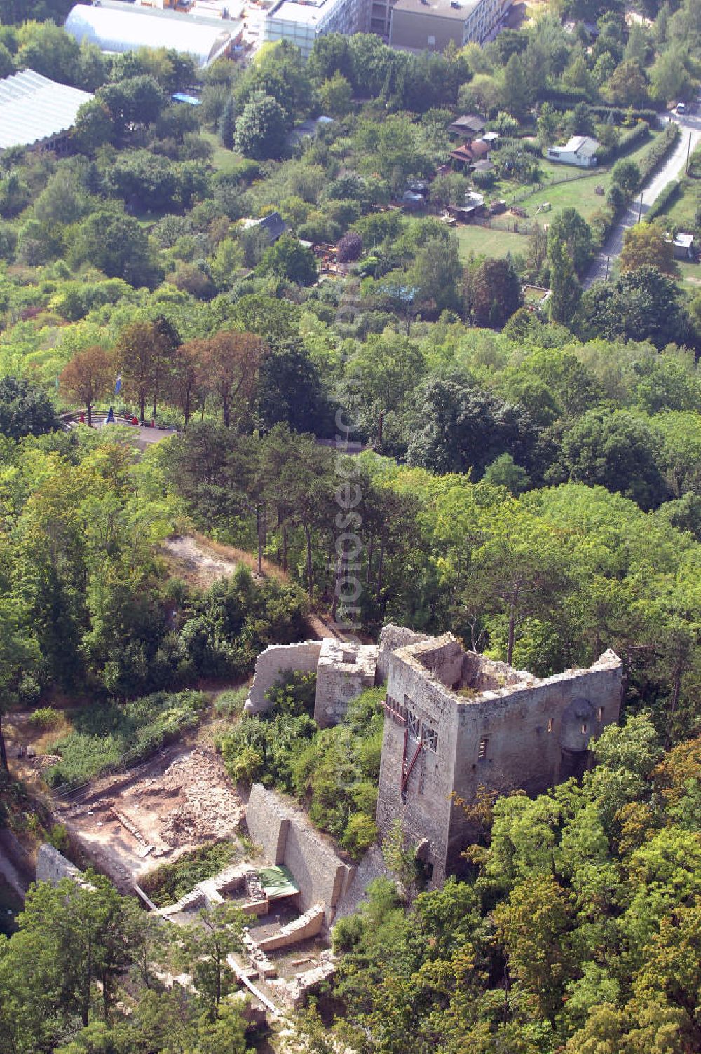 JENA from above - Die Lobdeburg ist eine Burgruine bei Lobeda, einem Ortsteil von Jena.Den Namen Lobdeburg beanspruchen drei unterschiedliche Bauten, nämlich die obere, mittlere und untere Burg. Als eigentliche Lobdeburg wird die mittlere der drei Burgen angesehen.Die Lobdeburg wurde erstmals 1166 erwähnt. Errichtet wurde die Burg höchstwahrscheinlich durch die vom Kaiser als Ministerialen eingesetzten Herren von Auhausen, die die Burg nach dem Ort Lobeda benannten. Kurz darauf nannte sich der hier ansässige Zweig der Familie von Lobedeburg. 1185 wurde der Bau der Burg abgeschlossen. 1340 kam sie in den Besitz der Wettiner. 1450 eroberte Herzog Wilhelm von Sachsen die Burg im sächsischen Bruderkrieg. Bis 1591 war die Familie Puster im Besitz der Burg. Anschließend begann der Verfall der Anlage und die Steine wurden zum Bau der Saalebrücke bei Burgau verwandt.Seit 1912 gibt es die Lobdeburg-Gemeinde 1912 e.V. Der Verein kümmert sich um die Erhaltung und Sanierung der Burg sowie deren Umfeld.