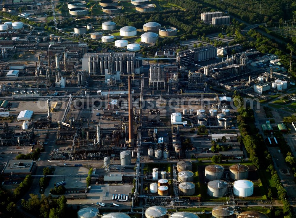 Aerial photograph Gelsenkirchen - The oil refinery Scholven in Gelsenkirchen in the state of North Rhine-Westphalia. The refinery is one of two in the city and is part of the Ruhr Oil AG. It is run by BP Gelsenkirchen. Its primary production is focused on fuel, Diesel and the high quality Ultimate fuels