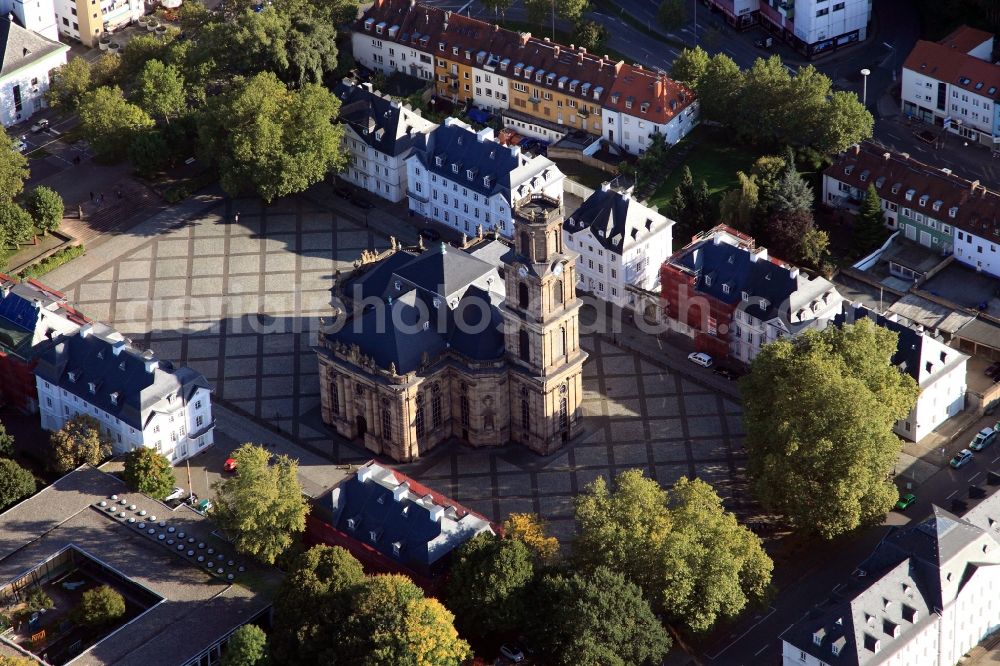 Saarbrücken from above - The Louis Church in the suburb of Old Saarbrücken is an evangelical church in the Baroque style. It is the landmark of the city and is considered one of the most important Protestant baroque churches in Germany. The Louis Church and the surrounding space was designed by Ludwig Friedrich Joachim Stengel on behalf of Prince William Henry of Nassau-Saarbrücken as total artwork in the sense of a baroque place royale. Construction began in 1762. After the bombing during the Second World War were only remnants of the enclosing walls. The reconstruction began in 1949th