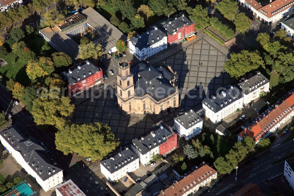 Saarbrücken from the bird's eye view: The Louis Church in the suburb of Old Saarbrücken is an evangelical church in the Baroque style. It is the landmark of the city and is considered one of the most important Protestant baroque churches in Germany. The Louis Church and the surrounding space was designed by Ludwig Friedrich Joachim Stengel on behalf of Prince William Henry of Nassau-Saarbrücken as total artwork in the sense of a baroque place royale. Construction began in 1762. After the bombing during the Second World War were only remnants of the enclosing walls. The reconstruction began in 1949th