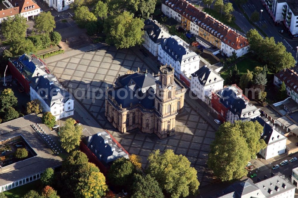 Aerial image Saarbrücken - The Louis Church in the suburb of Old Saarbrücken is an evangelical church in the Baroque style. It is the landmark of the city and is considered one of the most important Protestant baroque churches in Germany. The Louis Church and the surrounding space was designed by Ludwig Friedrich Joachim Stengel on behalf of Prince William Henry of Nassau-Saarbrücken as total artwork in the sense of a baroque place royale. Construction began in 1762. After the bombing during the Second World War were only remnants of the enclosing walls. The reconstruction began in 1949th