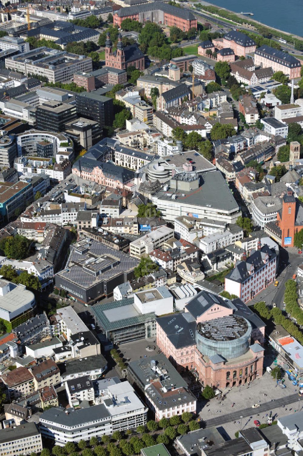 Aerial photograph Mainz - View at the historic centre of Mainz with the theatre, the elector palace of Mainz, the parliament of Rhineland-Palatinate in the Deutschlandhaus, and the catholic church St. Peter, which is one of the most impressive baroque buildings of the town