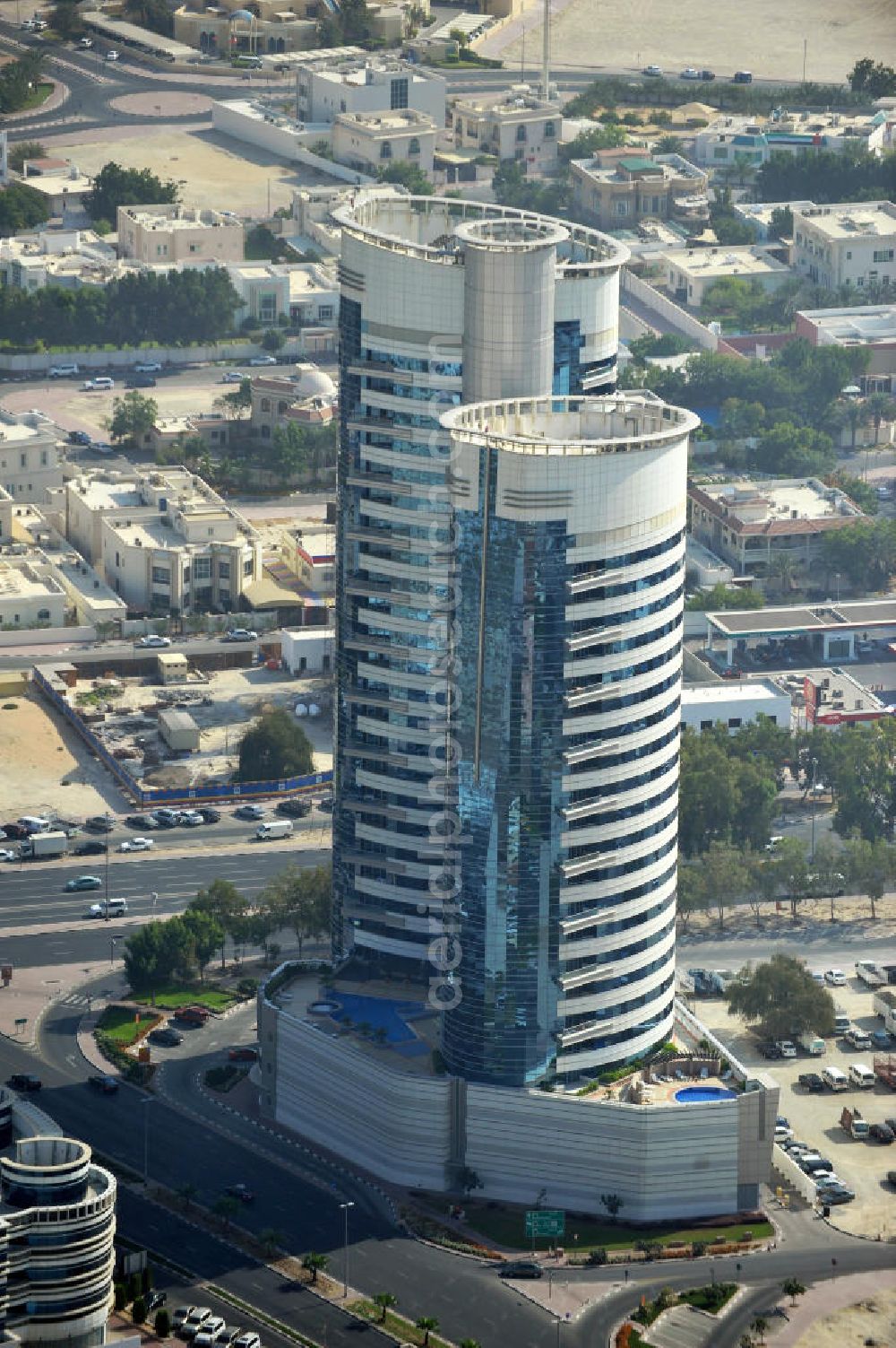 Dubai from the bird's eye view: Die Manazel Towers in Dubai sind ein Komplex aus zwei Hochhäusern, die 99m und 86m hoch sind. Der Bau wurde 2004 beendet. Die zwei Türme sind auf jedem Stockwerk durch einen gläsernen Korridor verbunden. In den Gebäuden sind 124 Apartments und mehrere Freizeitmöglichkeiten untergebracht. The Manazel Towers in Dubai are a complex of two high-rise buildings which are 99m and 86m high. The construction works were completed in 2004. The two towers are connected through a glazed corridor on each floor. The building is housing 124 apartments and various recreational facilities.