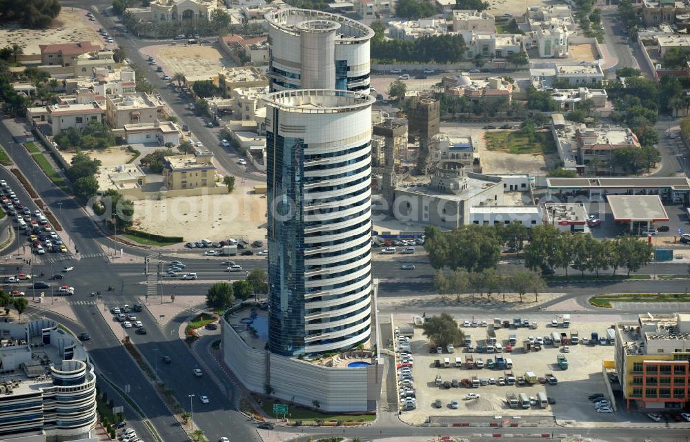 Aerial image Dubai - Die Manazel Towers in Dubai sind ein Komplex aus zwei Hochhäusern, die 99m und 86m hoch sind. Der Bau wurde 2004 beendet. Die zwei Türme sind auf jedem Stockwerk durch einen gläsernen Korridor verbunden. In den Gebäuden sind 124 Apartments und mehrere Freizeitmöglichkeiten untergebracht. The Manazel Towers in Dubai are a complex of two high-rise buildings which are 99m and 86m high. The construction works were completed in 2004. The two towers are connected through a glazed corridor on each floor. The building is housing 124 apartments and various recreational facilities.