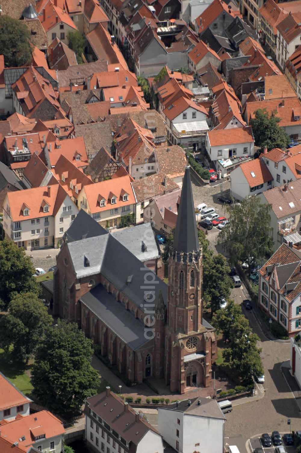 Neustadt an der Weinstraße from above - Blick auf die Marienkirche. Sie wurde zwischen 1860 und 1862 nach einem Entwurf des Architekten Vincent Statz erbaut, da der katholische Teil der Stiftskirche zu klein wurde. Der neugotische Stil der Kirche ist weitgehend erhalten, jedoch wurden zwischen 1962 und 1974 die Fenster und 2001 das Dach erneuert. Kontakt: Kath. Pfarramt St. Marien, Schwesternstr. 11, 67433 Neustadt/Weinstraße, Tel. 06321 / 2902,