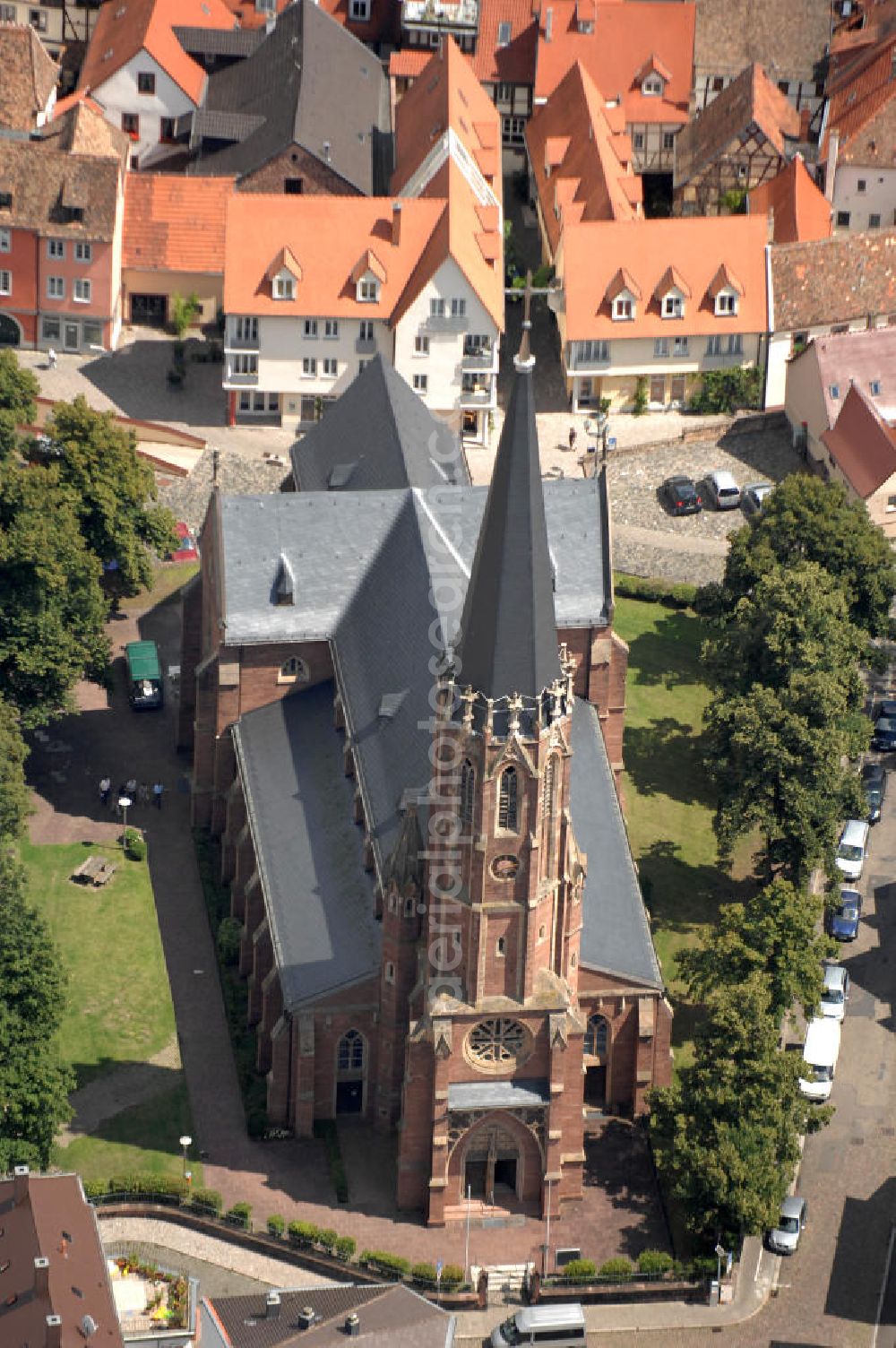 Aerial image Neustadt an der Weinstraße - Blick auf die Marienkirche. Sie wurde zwischen 1860 und 1862 nach einem Entwurf des Architekten Vincent Statz erbaut, da der katholische Teil der Stiftskirche zu klein wurde. Der neugotische Stil der Kirche ist weitgehend erhalten, jedoch wurden zwischen 1962 und 1974 die Fenster und 2001 das Dach erneuert. Kontakt: Kath. Pfarramt St. Marien, Schwesternstr. 11, 67433 Neustadt/Weinstraße, Tel. 06321 / 2902,