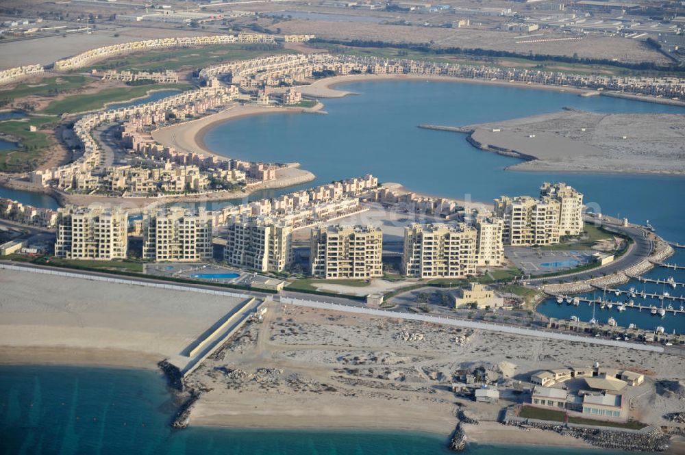 Aerial photograph Ras Al Khaimah - The Marina Apartments and the Al Hamra Marina Yacht Club in the arab emirate Ras Al Khaimah. The apartments and the yacht club are part of the Al Hamra Village Project, the second largest construction project of Ras Al Khaimah. The project is realized by the state-owned company Al Hamra Real Estate