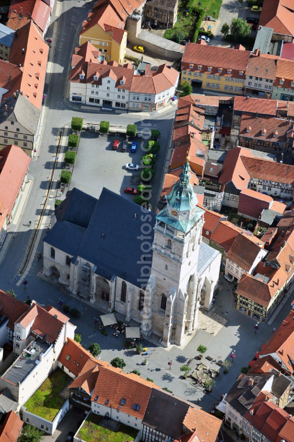 Bad Langensalza from above - Die evangelische Kirche St. Bonifacii, auch Marktkirche genannt, in der Altstadt von Bad Langensalza, Thüringen. The evangelical church St. Bonifacii, also called Marktkirche, in the historic district of Bad Langensalza, Thuringia.