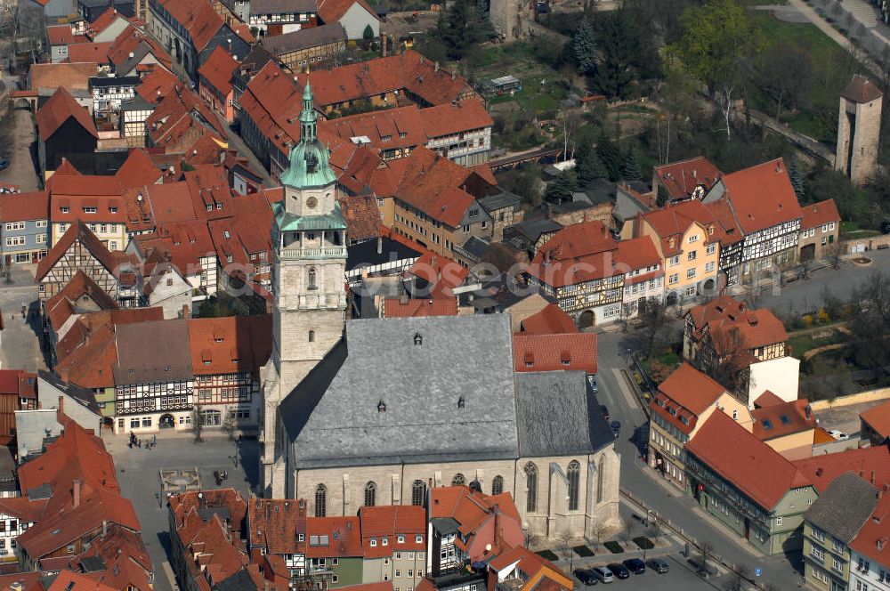 Bad Langensalza from above - Blick auf die Marktkirche St Bonifacius. Sie ist die Hauptkirche Bad Langensalzas und wurde zwischen dem 13. und 16. Jh. in gotischem Stil erbaut. Sie ist eine Hallenkirche mit einem 81 m hohem Glockenturm, damit ist sie das höchste Travertin-Bauwerk Deutschlands.