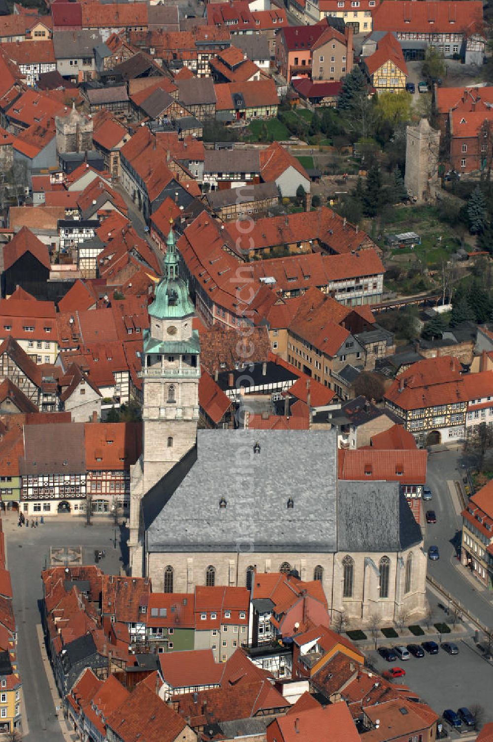 Bad Langensalza from the bird's eye view: Blick auf die Marktkirche St Bonifacius. Sie ist die Hauptkirche Bad Langensalzas und wurde zwischen dem 13. und 16. Jh. in gotischem Stil erbaut. Sie ist eine Hallenkirche mit einem 81 m hohem Glockenturm, damit ist sie das höchste Travertin-Bauwerk Deutschlands.