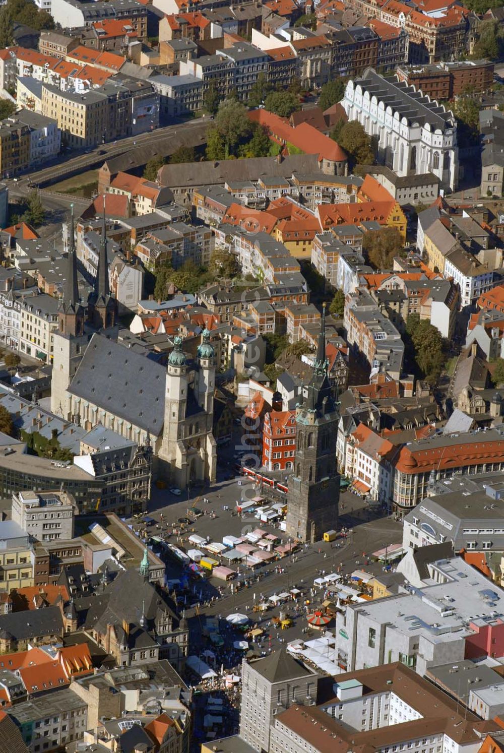 Halle from above - Halle 23.09.06 Blick auf die Marktkirche in Halle. Die beiden Turmpaare der Marktkirche sind das unverwechselbare Wahrzeichen der Stadt Halle. Sie bilden mit dem Roten Turm die Fünf-Türme-Silhouette. Die Marienkirche, wird auch Unser Lieben Frauen oder Marktkirche genannt.