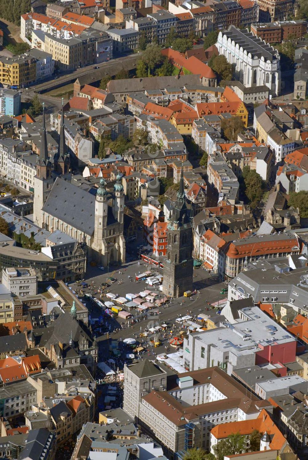 Halle from the bird's eye view: Halle 23.09.06 Blick auf die Marktkirche in Halle. Die beiden Turmpaare der Marktkirche sind das unverwechselbare Wahrzeichen der Stadt Halle. Sie bilden mit dem Roten Turm die Fünf-Türme-Silhouette. Die Marienkirche, wird auch Unser Lieben Frauen oder Marktkirche genannt.