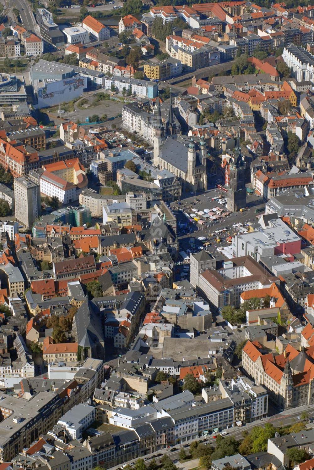 Aerial image Halle - Halle 23.09.06 Blick auf die Marktkirche in Halle. Die beiden Turmpaare der Marktkirche sind das unverwechselbare Wahrzeichen der Stadt Halle. Sie bilden mit dem Roten Turm die Fünf-Türme-Silhouette. Die Marienkirche, wird auch Unser Lieben Frauen oder Marktkirche genannt.