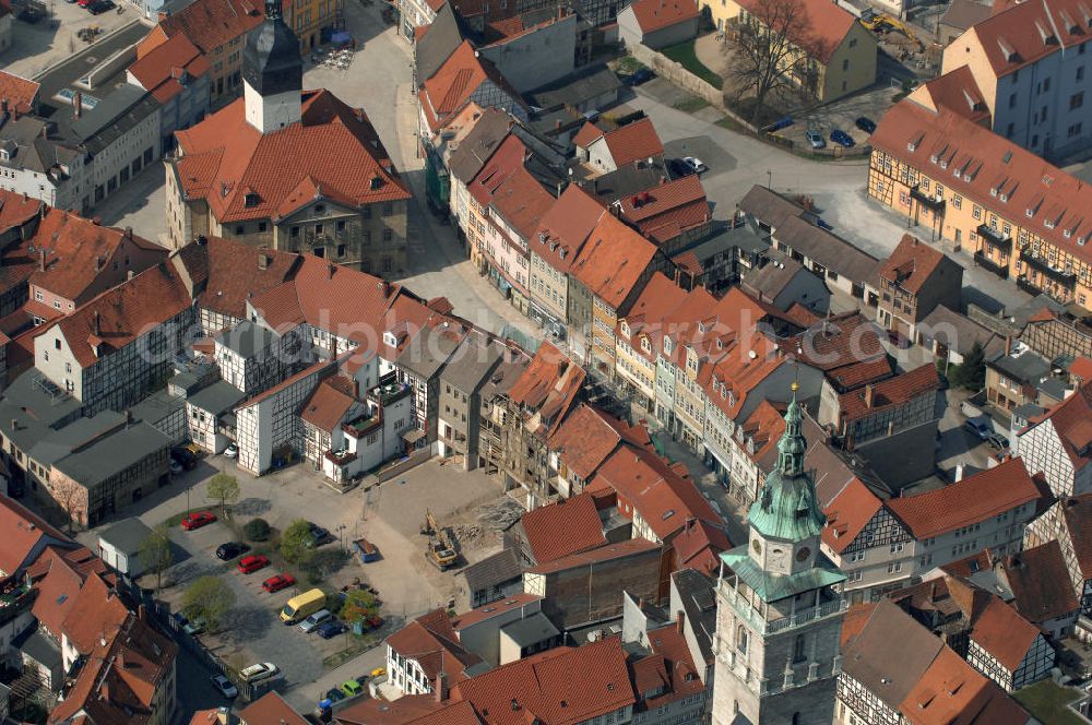 Bad Langensalza from above - Blick auf die Marktstraße. Gebaut wurden die Ackerbürgerhäuser 1711, nachdem die Stadt zuvor gebrannt hatte. Sie wurde wir die ganze Altstadt restauriert und 1986 wurde die Straße für den Autoverkehr gesperrt. An ihrem oberen Ende befindet sich das Rathaus, am Unteren der Marktplatz.