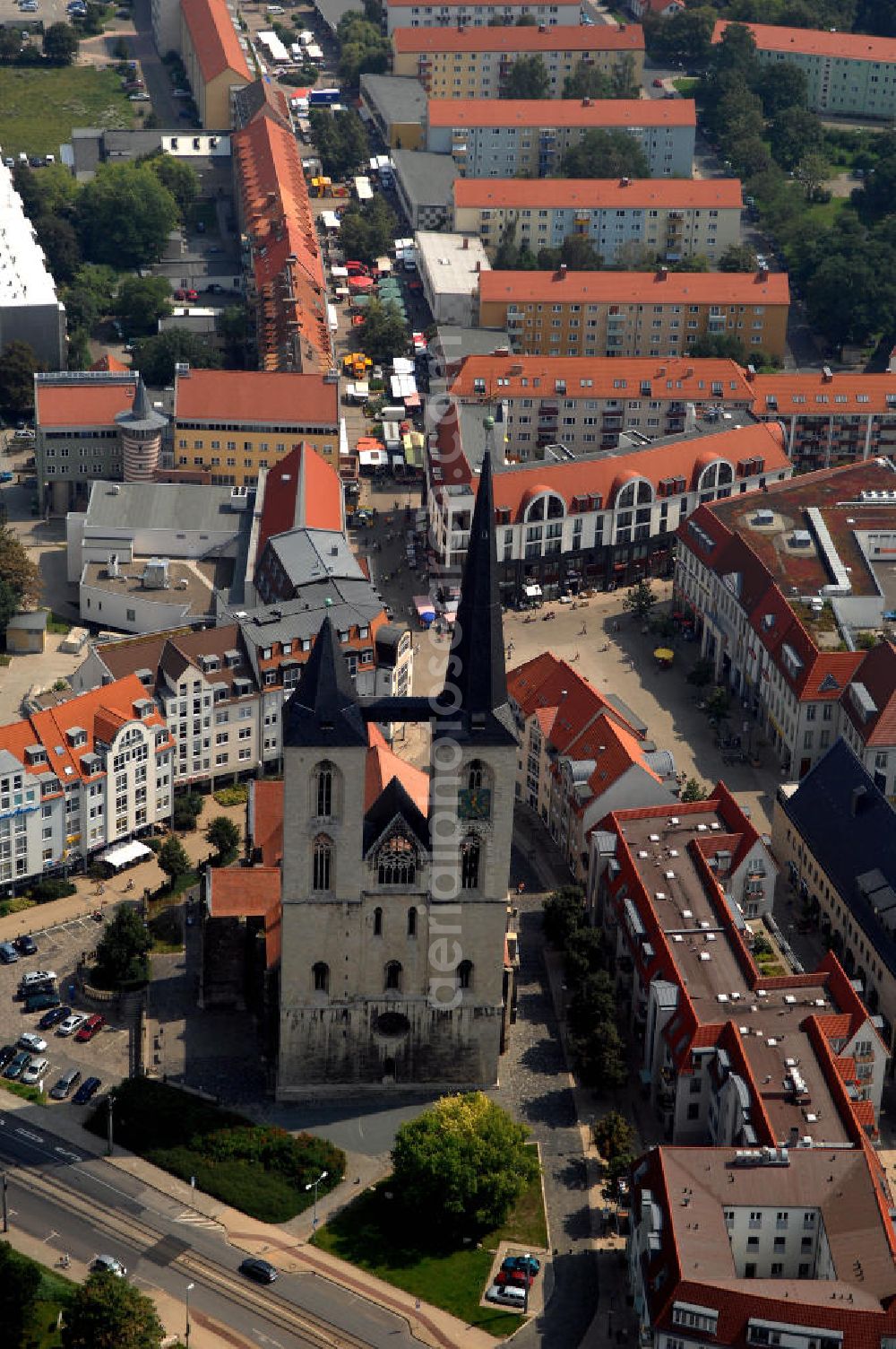 Aerial photograph Halberstadt - Die Martinikirche ist eine Kirche im gotischen Baustil im Zentrum von Halberstadt in Sachsen-Anhalt. Das Westwerk mit den zwei unterschiedlich hohen Turmhelmen ist traditionell Eigentum der Stadt Halberstadt und dessen Wahrzeichen.