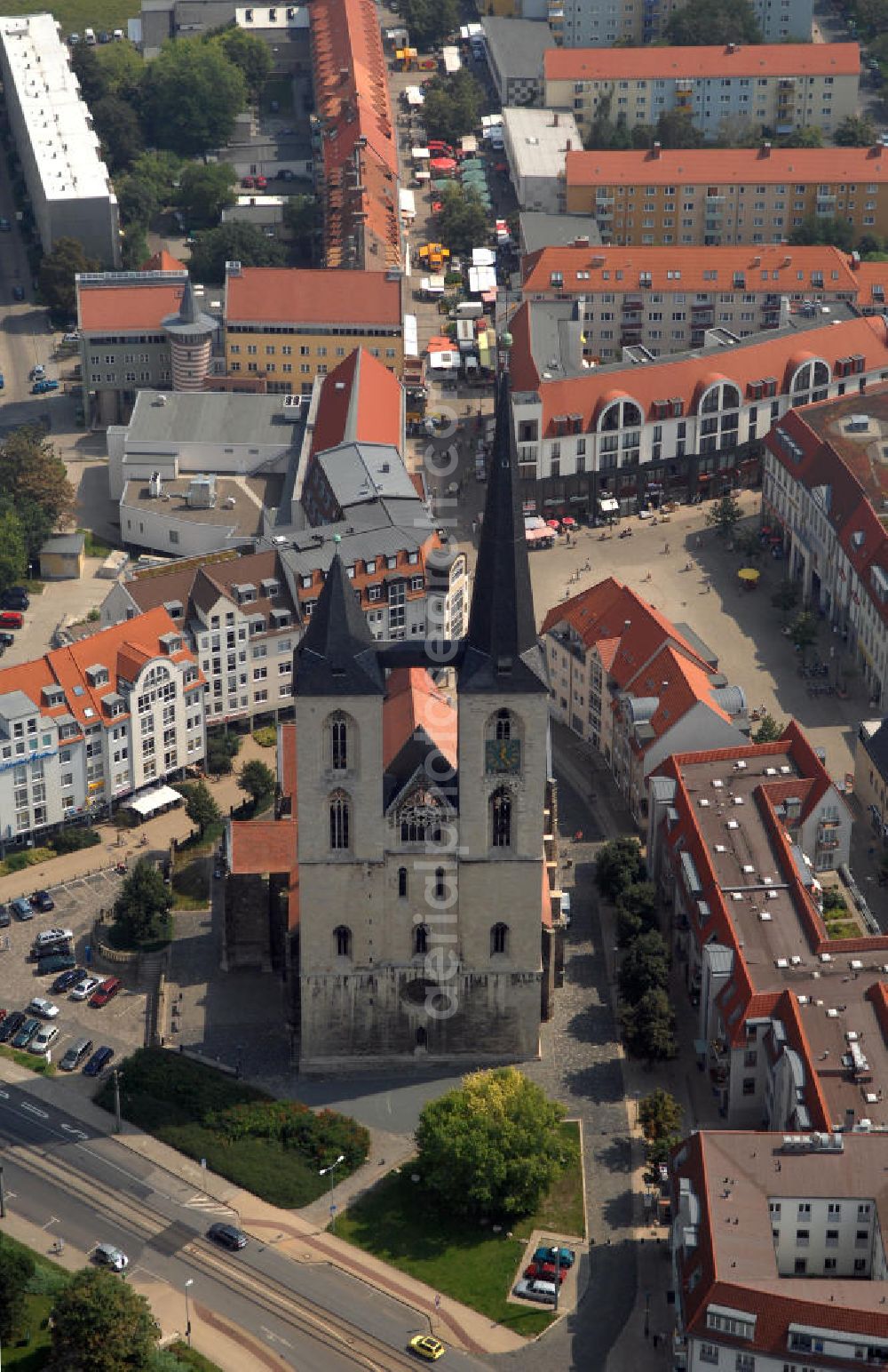 Halberstadt from above - Die Martinikirche ist eine Kirche im gotischen Baustil im Zentrum von Halberstadt in Sachsen-Anhalt. Das Westwerk mit den zwei unterschiedlich hohen Turmhelmen ist traditionell Eigentum der Stadt Halberstadt und dessen Wahrzeichen.