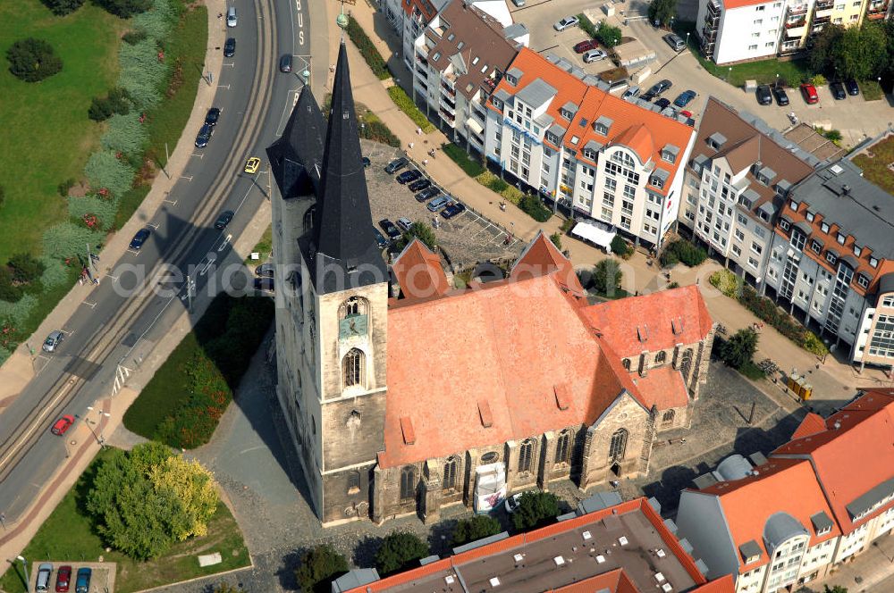 Halberstadt from the bird's eye view: Die Martinikirche ist eine Kirche im gotischen Baustil im Zentrum von Halberstadt in Sachsen-Anhalt. Das Westwerk mit den zwei unterschiedlich hohen Turmhelmen ist traditionell Eigentum der Stadt Halberstadt und dessen Wahrzeichen.