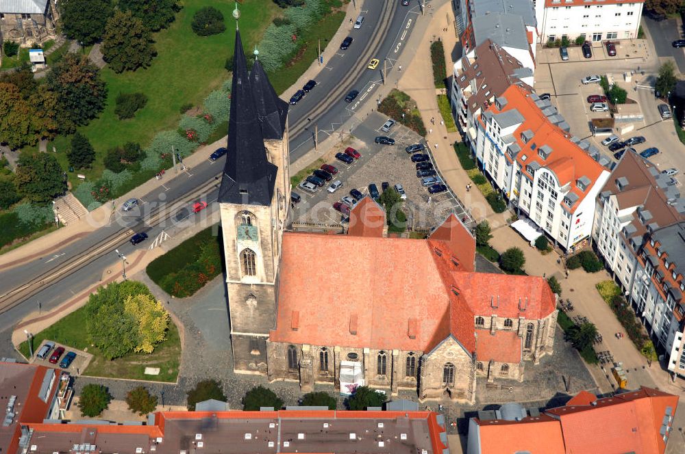 Aerial image Halberstadt - Die Martinikirche ist eine Kirche im gotischen Baustil im Zentrum von Halberstadt in Sachsen-Anhalt. Das Westwerk mit den zwei unterschiedlich hohen Turmhelmen ist traditionell Eigentum der Stadt Halberstadt und dessen Wahrzeichen.