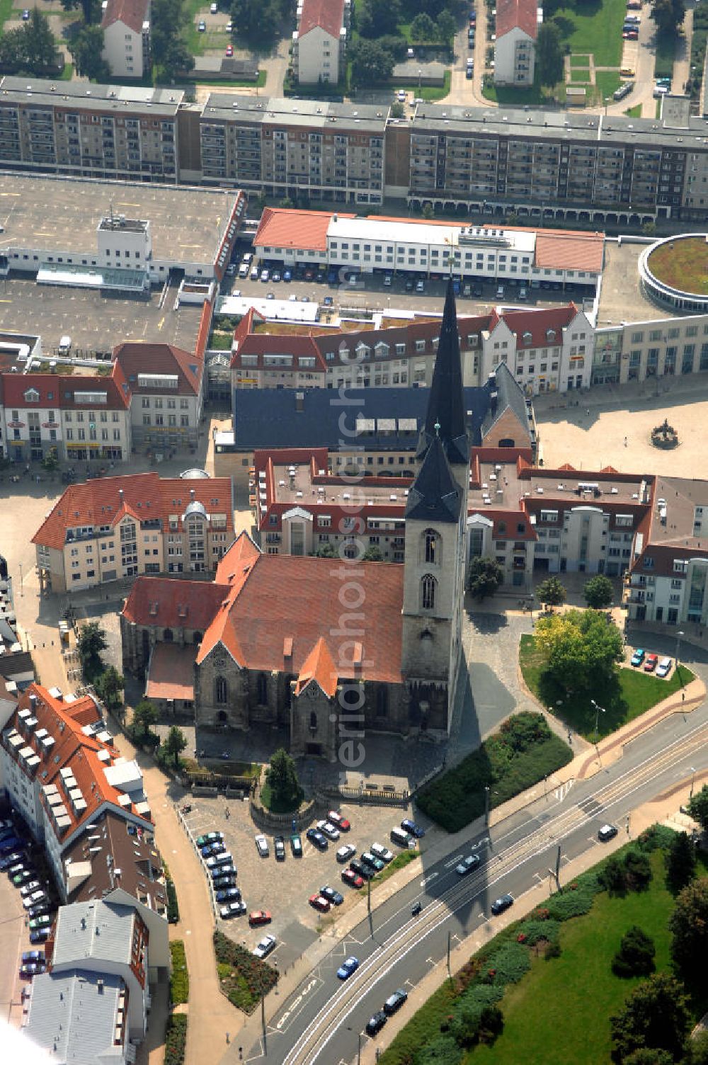 Aerial image Halberstadt - Die Martinikirche ist eine Kirche im gotischen Baustil im Zentrum von Halberstadt in Sachsen-Anhalt. Das Westwerk mit den zwei unterschiedlich hohen Turmhelmen ist traditionell Eigentum der Stadt Halberstadt und dessen Wahrzeichen.