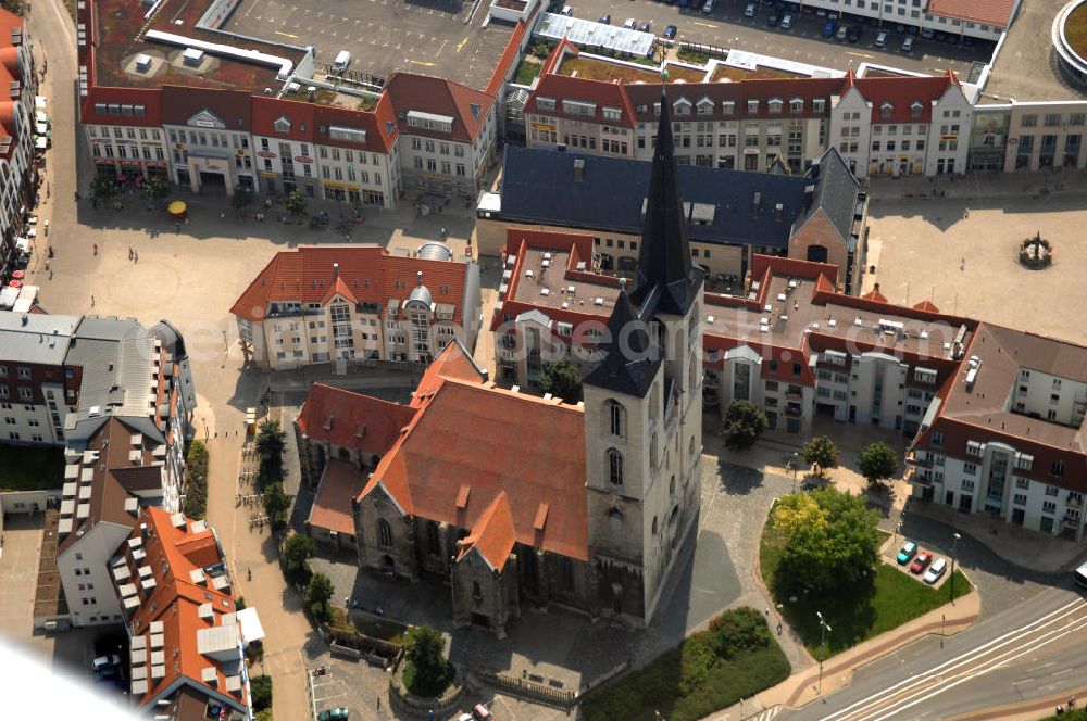 Aerial photograph Halberstadt - Die Martinikirche ist eine Kirche im gotischen Baustil im Zentrum von Halberstadt in Sachsen-Anhalt. Das Westwerk mit den zwei unterschiedlich hohen Turmhelmen ist traditionell Eigentum der Stadt Halberstadt und dessen Wahrzeichen.