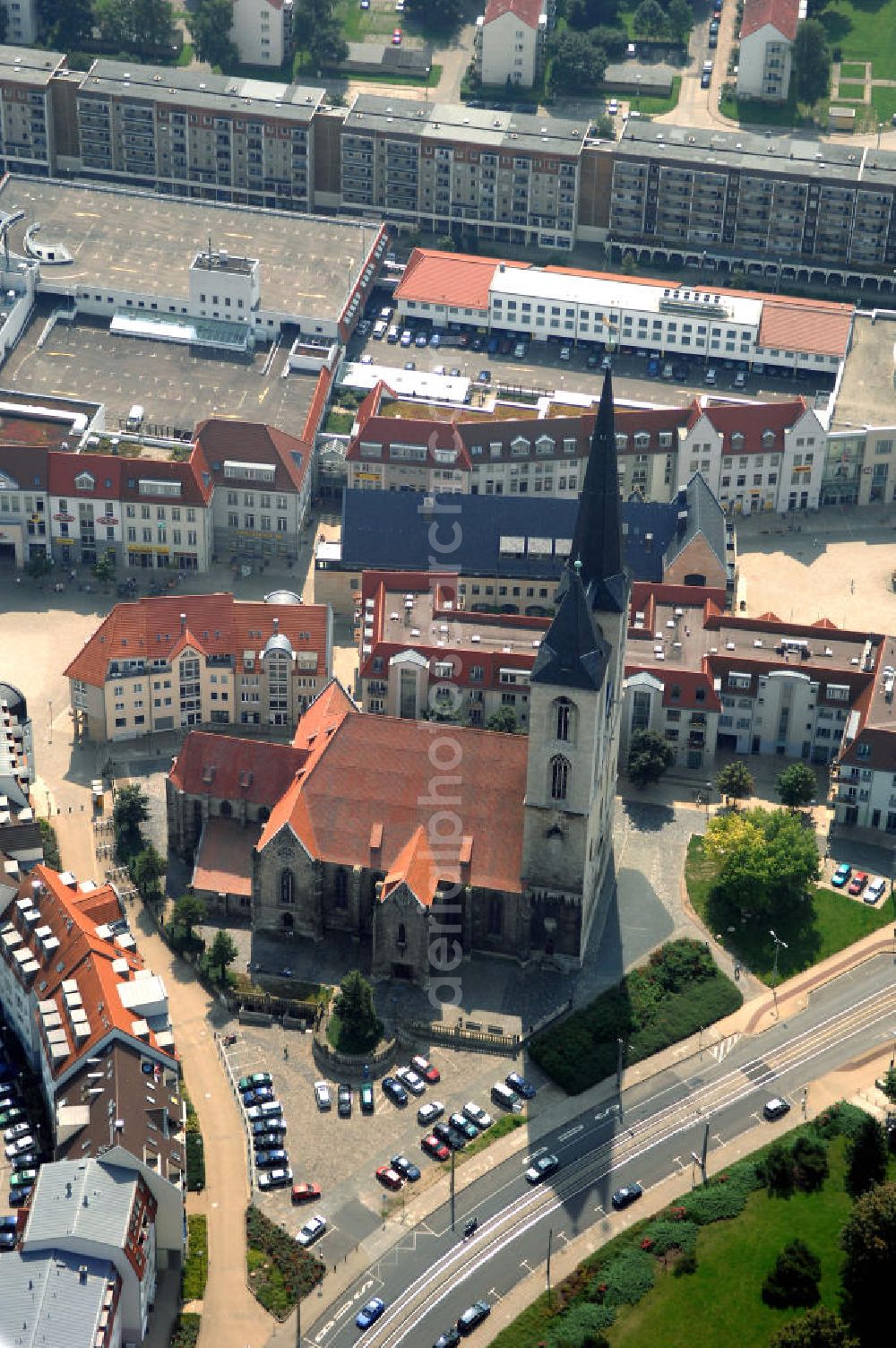 Halberstadt from the bird's eye view: Die Martinikirche ist eine Kirche im gotischen Baustil im Zentrum von Halberstadt in Sachsen-Anhalt. Das Westwerk mit den zwei unterschiedlich hohen Turmhelmen ist traditionell Eigentum der Stadt Halberstadt und dessen Wahrzeichen.