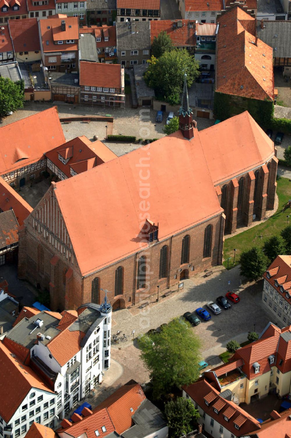 Aerial image Salzwedel - Die Mönchskirche, als Franziskaner Klosterkirche errichtet, ist eine zweischiffige Hallenkirche, deren Baugeschichte bis in die Mitte des 13.Jh. zurückreicht. Heute wird das ehem. Gotteshaus als Forum moderner Kunst - mit wechselnden Ausstellungen - genutzt.