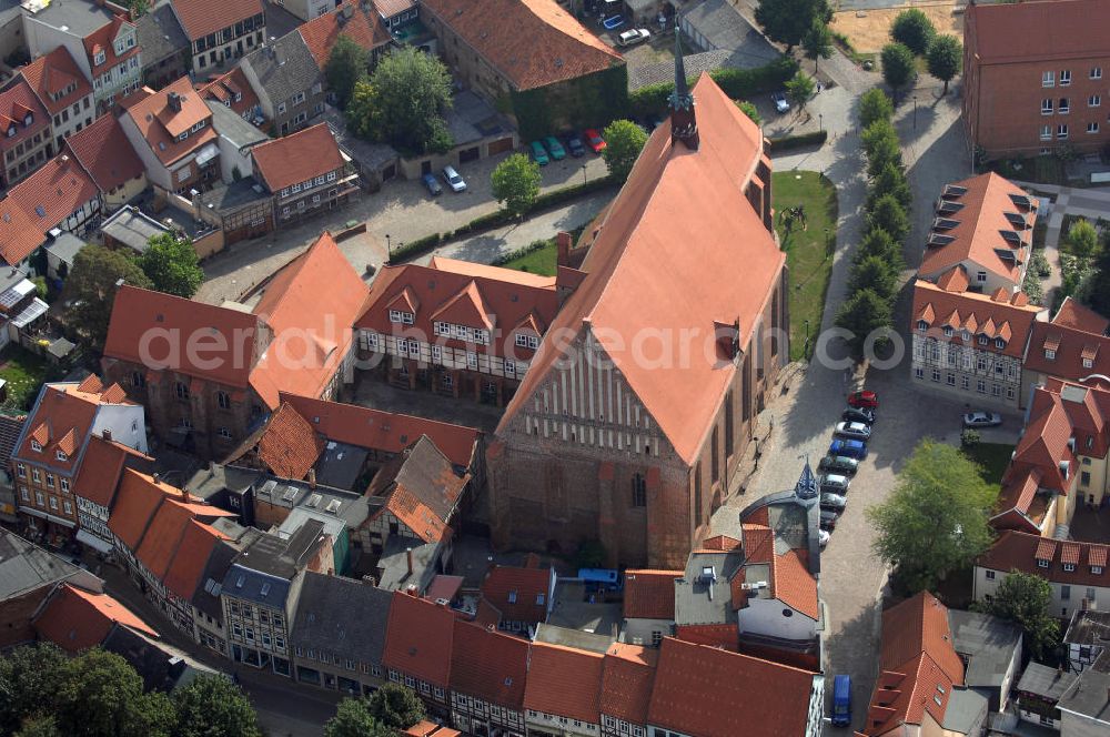 Aerial photograph Salzwedel - Die Mönchskirche, als Franziskaner Klosterkirche errichtet, ist eine zweischiffige Hallenkirche, deren Baugeschichte bis in die Mitte des 13.Jh. zurückreicht. Heute wird das ehem. Gotteshaus als Forum moderner Kunst - mit wechselnden Ausstellungen - genutzt.