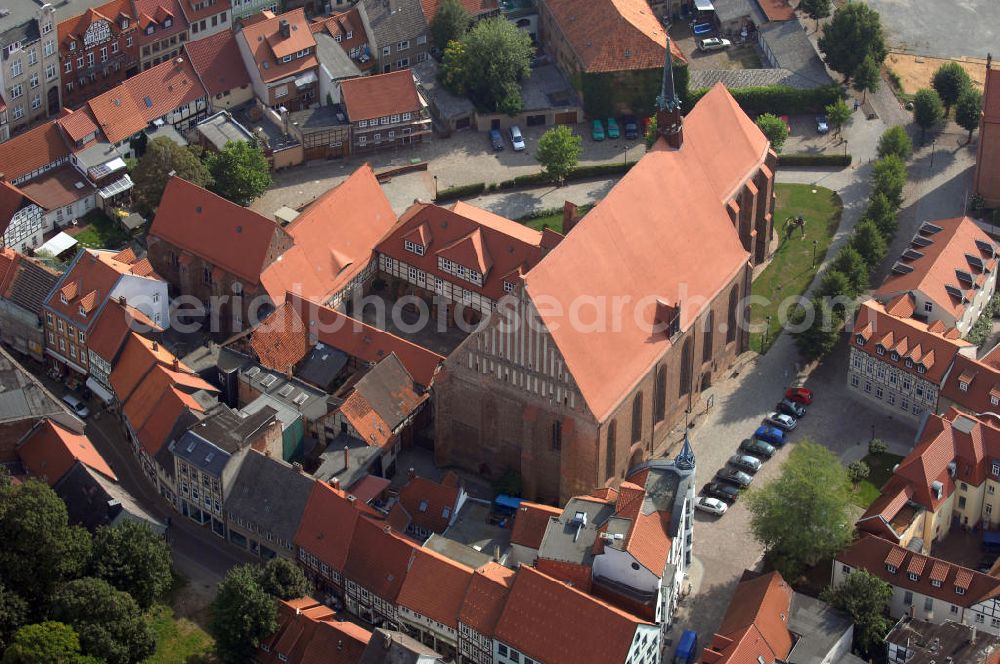 Salzwedel from above - Die Mönchskirche, als Franziskaner Klosterkirche errichtet, ist eine zweischiffige Hallenkirche, deren Baugeschichte bis in die Mitte des 13.Jh. zurückreicht. Heute wird das ehem. Gotteshaus als Forum moderner Kunst - mit wechselnden Ausstellungen - genutzt.