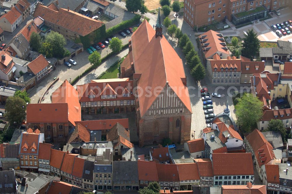 Salzwedel from the bird's eye view: Die Mönchskirche, als Franziskaner Klosterkirche errichtet, ist eine zweischiffige Hallenkirche, deren Baugeschichte bis in die Mitte des 13.Jh. zurückreicht. Heute wird das ehem. Gotteshaus als Forum moderner Kunst - mit wechselnden Ausstellungen - genutzt.