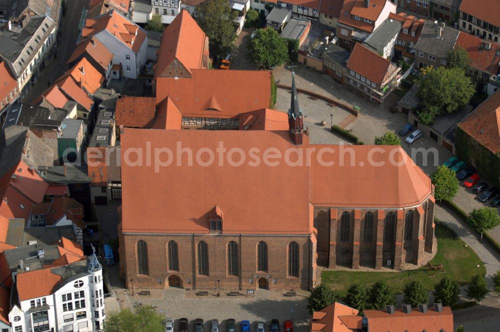 Aerial image Salzwedel - Die Mönchskirche, als Franziskaner Klosterkirche errichtet, ist eine zweischiffige Hallenkirche, deren Baugeschichte bis in die Mitte des 13.Jh. zurückreicht. Heute wird das ehem. Gotteshaus als Forum moderner Kunst - mit wechselnden Ausstellungen - genutzt.