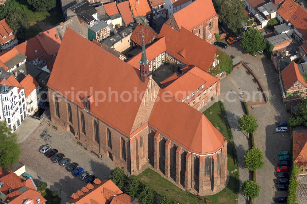 Aerial photograph Salzwedel - Die Mönchskirche, als Franziskaner Klosterkirche errichtet, ist eine zweischiffige Hallenkirche, deren Baugeschichte bis in die Mitte des 13.Jh. zurückreicht. Heute wird das ehem. Gotteshaus als Forum moderner Kunst - mit wechselnden Ausstellungen - genutzt.