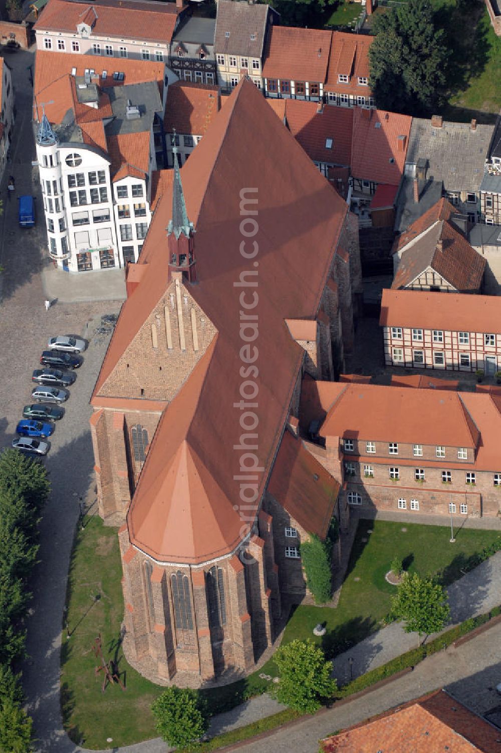 Salzwedel from above - Die Mönchskirche, als Franziskaner Klosterkirche errichtet, ist eine zweischiffige Hallenkirche, deren Baugeschichte bis in die Mitte des 13.Jh. zurückreicht. Heute wird das ehem. Gotteshaus als Forum moderner Kunst - mit wechselnden Ausstellungen - genutzt.