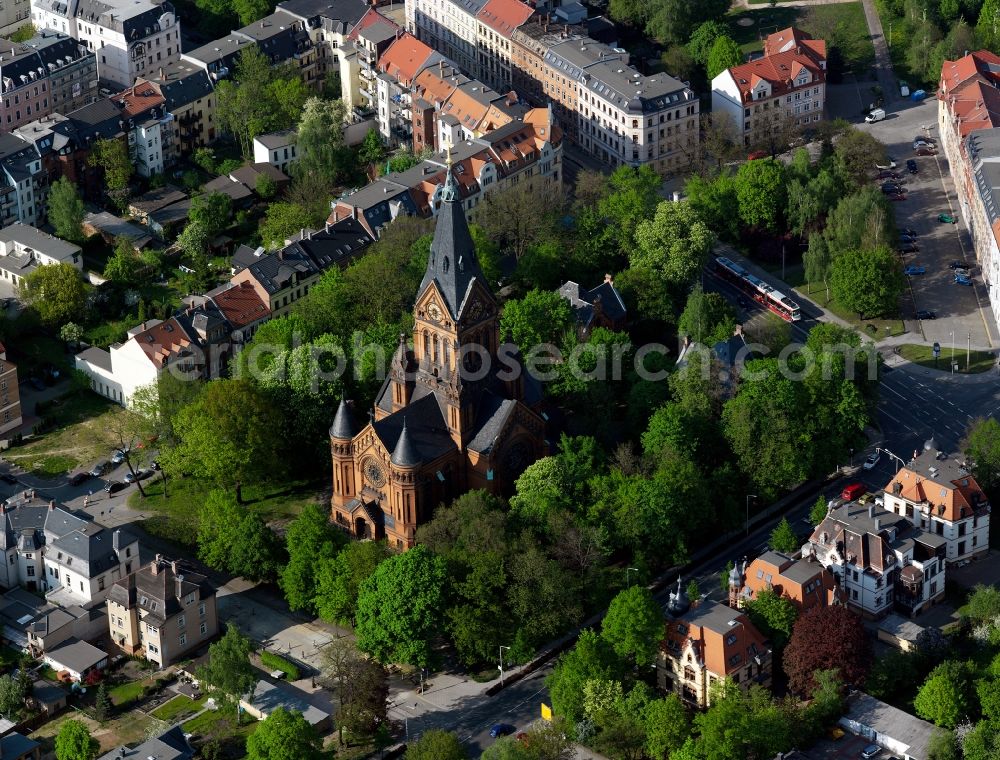 Zwickau from the bird's eye view: The Church of St. Moritz in the city of Zwickau is surrounded by a residential area, which is accessible verkehrstechnich well. It is located in a small park, surrounded by trees. In 1212, the church is first mentioned