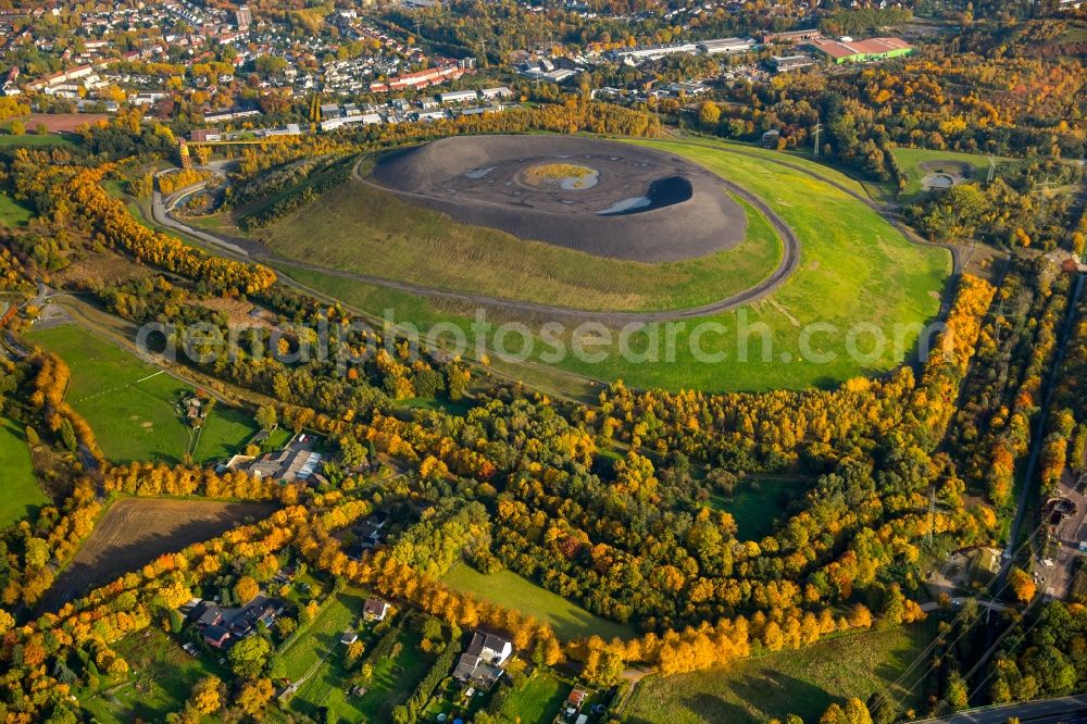 Gladbeck from the bird's eye view: The Mottbruchhalde in Gladbeck in North Rhine-Westphalia. North of Mottbruchhalde is the nature reserve (NSG) Natroper field