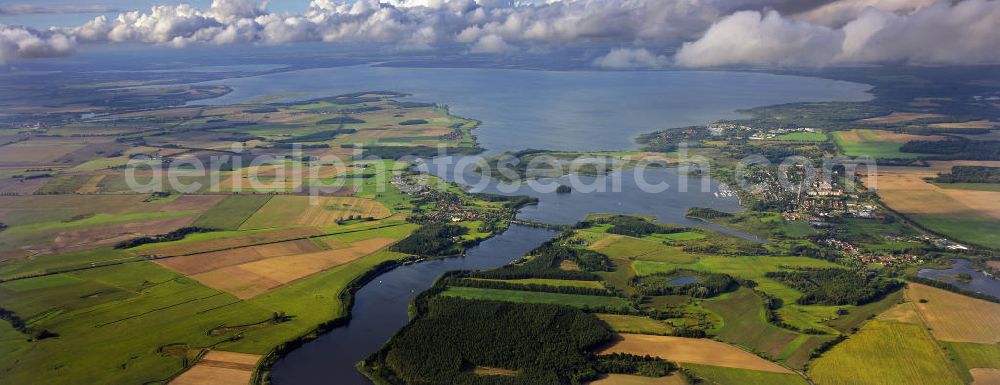 Rechlin from the bird's eye view: Blick über die Müritz in der Mecklenburgischen Seenplatte nach Norden. Die Müritz ist zweitgrößte Binnensee Deutschlands und der größte, der komplett innerhalb Deutschlands liegt. View over the Mueritz in the Mecklenburg Lake District to the north. It is second largest lake in Germany and the largest, which lies entirely within Germany.