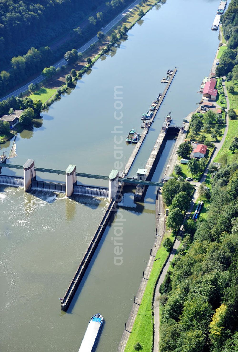 Aerial photograph Eberbach - Die Neckarschleuse Rockenau im Naturpark Neckartal-Odenwald bei Eberbach. The sluice Rockenau of the river Neckar in the nature park Neckartal-Odenwald near by Eberbach.