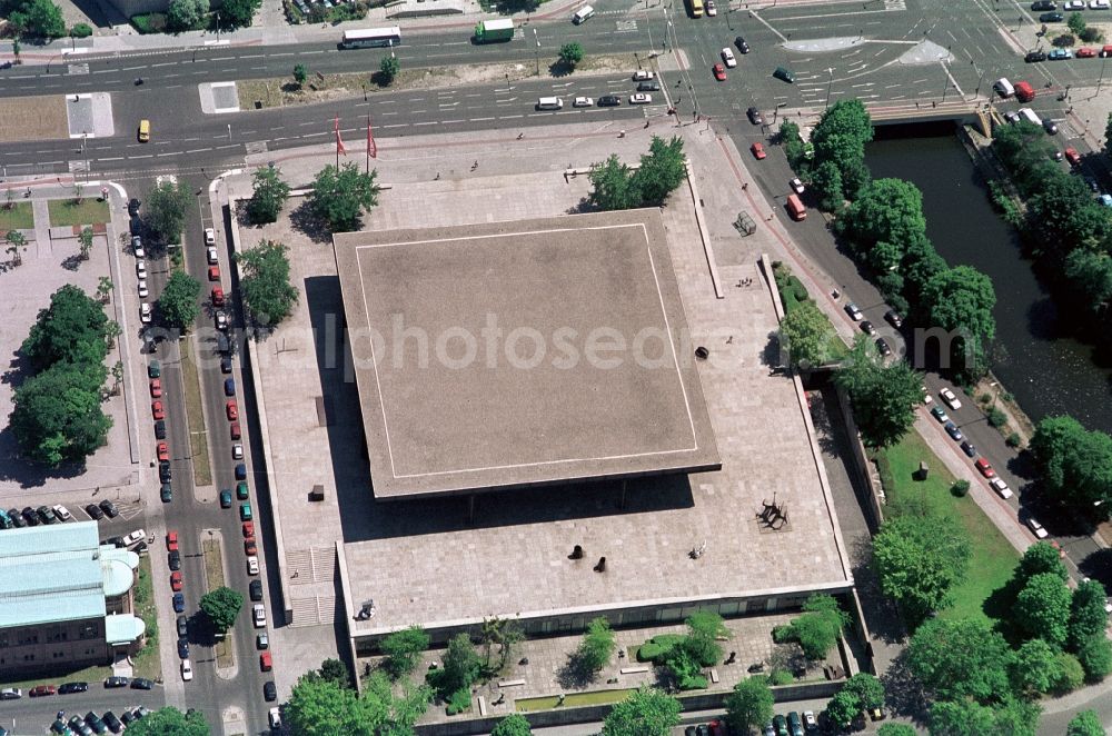 Aerial image Berlin - The square flat on Kulturformum is the New National Gallery in Berlin-Mitte, which was designed in the architectural style of the Classical Modern by architect Ludwig Mies van der Rohe. In recent years, here art exhibitions by international artists took place, which were met with great interest from visitors