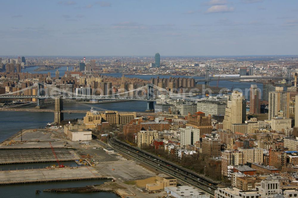 New York from the bird's eye view: View of the New York districts Manhattan, Brooklyn and Queens. The bridges above the East River in the foreground, the Brooklyn Bridge, Manhattan Bridge and Williamsburg Bridge, connect Brooklyn and Queens on Long Island to Manhattan