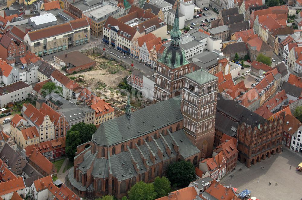 Stralsund from the bird's eye view: Blick auf die St.Nikolai-Kirche. Sie ist die älteste der drei großen Pfarrkirchen Stralsunds und stammt aus dem 13. Jahrhundert. Der Südturm hat eine Höhe von 103 m. Benannt ist sie nach Nikolaus von Myra, dem Schutzheiligen der Seefahrer. Kontakt: Evangelische Kirchengemeinde St Nikolai, Auf dem St. Nikolaikirchenhof 2, 18439 Stralsund, Tel. 03831 297199, Fax 03831 297691, E-Mail: st.nikolai@t-online.de,