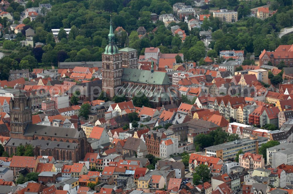 Aerial image Stralsund - Blick auf die St.Nikolai-Kirche. Sie ist die älteste der drei großen Pfarrkirchen Stralsunds und stammt aus dem 13. Jahrhundert. Der Südturm hat eine Höhe von 103 m. Benannt ist sie nach Nikolaus von Myra, dem Schutzheiligen der Seefahrer. Kontakt: Evangelische Kirchengemeinde St Nikolai, Auf dem St. Nikolaikirchenhof 2, 18439 Stralsund, Tel. 03831 297199, Fax 03831 297691, E-Mail: st.nikolai@t-online.de,