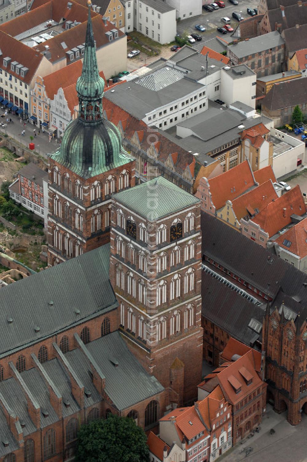 Aerial photograph Stralsund - Blick auf die St.Nikolai-Kirche. Sie ist die älteste der drei großen Pfarrkirchen Stralsunds und stammt aus dem 13. Jahrhundert. Der Südturm hat eine Höhe von 103 m. Benannt ist sie nach Nikolaus von Myra, dem Schutzheiligen der Seefahrer. Kontakt: Evangelische Kirchengemeinde St Nikolai, Auf dem St. Nikolaikirchenhof 2, 18439 Stralsund, Tel. 03831 297199, Fax 03831 297691, E-Mail: st.nikolai@t-online.de,