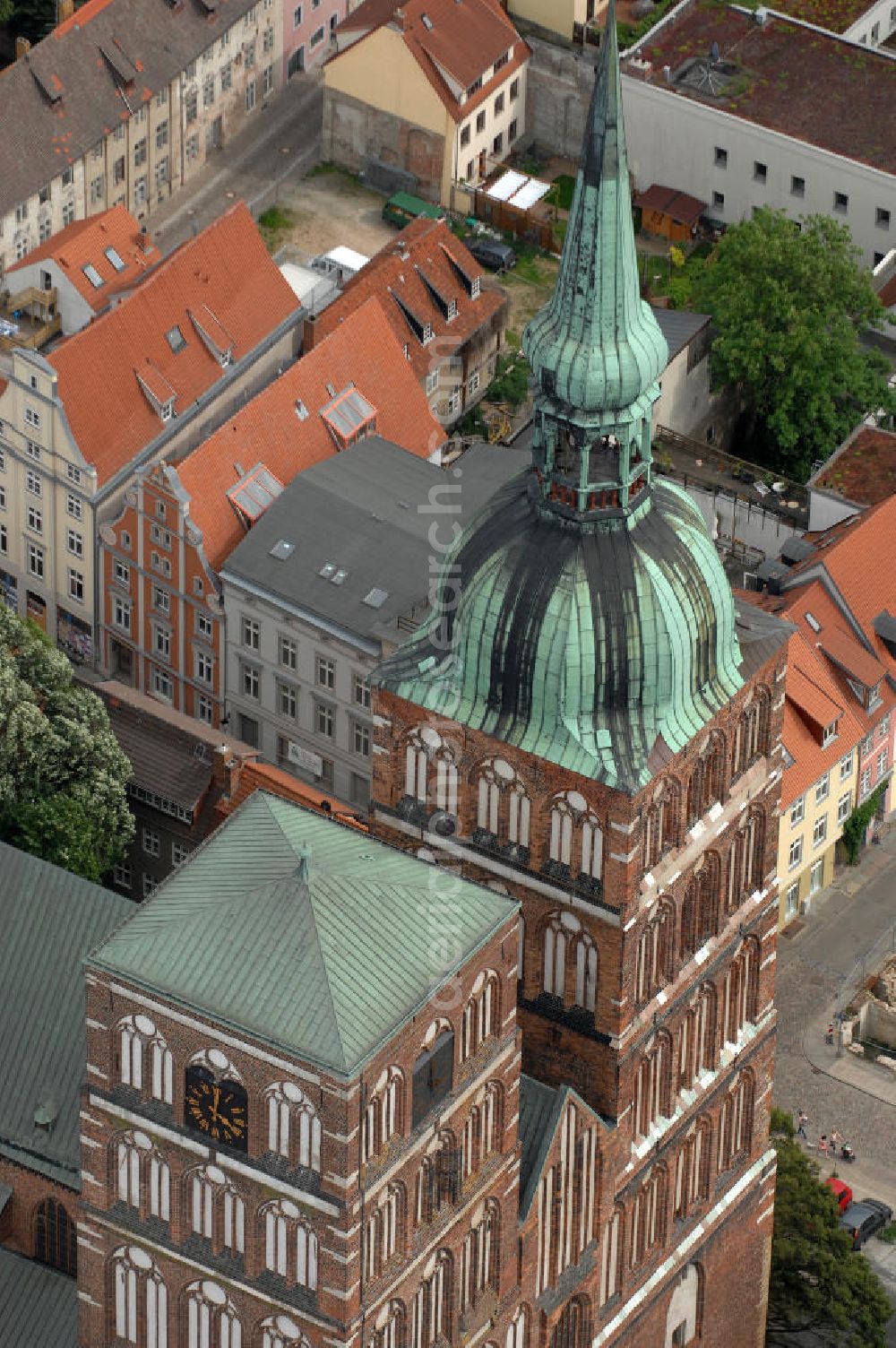 Stralsund from above - Blick auf die St.Nikolai-Kirche. Sie ist die älteste der drei großen Pfarrkirchen Stralsunds und stammt aus dem 13. Jahrhundert. Der Südturm hat eine Höhe von 103 m. Benannt ist sie nach Nikolaus von Myra, dem Schutzheiligen der Seefahrer. Kontakt: Evangelische Kirchengemeinde St Nikolai, Auf dem St. Nikolaikirchenhof 2, 18439 Stralsund, Tel. 03831 297199, Fax 03831 297691, E-Mail: st.nikolai@t-online.de,