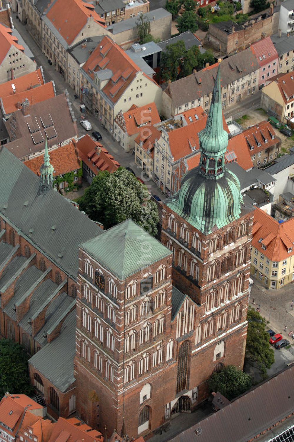 Stralsund from the bird's eye view: Blick auf die St.Nikolai-Kirche. Sie ist die älteste der drei großen Pfarrkirchen Stralsunds und stammt aus dem 13. Jahrhundert. Der Südturm hat eine Höhe von 103 m. Benannt ist sie nach Nikolaus von Myra, dem Schutzheiligen der Seefahrer. Kontakt: Evangelische Kirchengemeinde St Nikolai, Auf dem St. Nikolaikirchenhof 2, 18439 Stralsund, Tel. 03831 297199, Fax 03831 297691, E-Mail: st.nikolai@t-online.de,