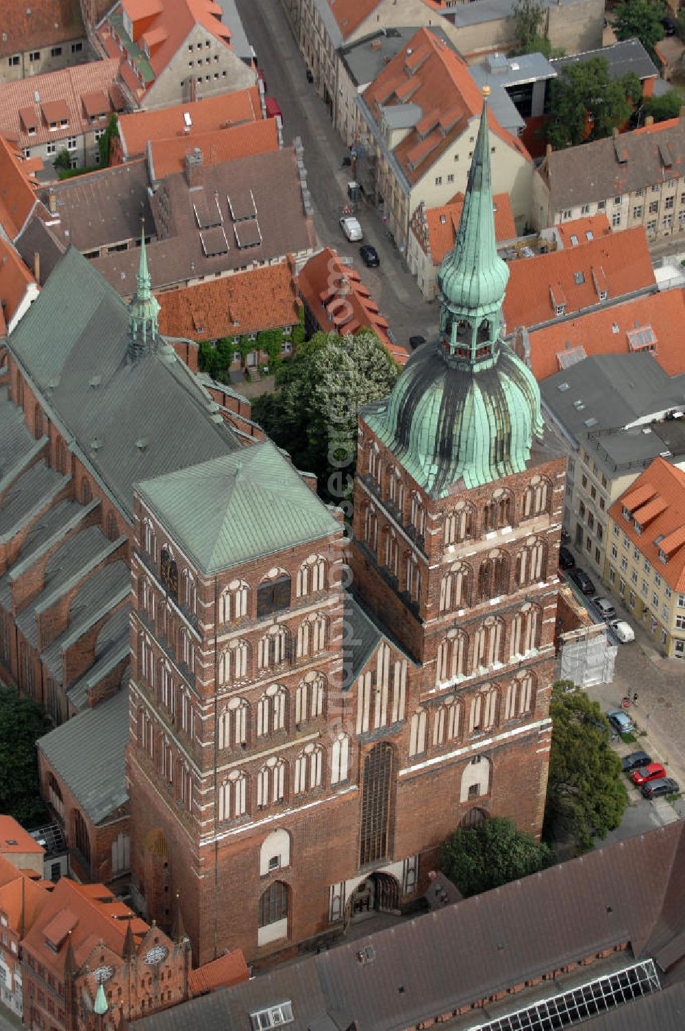 Aerial image Stralsund - Blick auf die St.Nikolai-Kirche. Sie ist die älteste der drei großen Pfarrkirchen Stralsunds und stammt aus dem 13. Jahrhundert. Der Südturm hat eine Höhe von 103 m. Benannt ist sie nach Nikolaus von Myra, dem Schutzheiligen der Seefahrer. Kontakt: Evangelische Kirchengemeinde St Nikolai, Auf dem St. Nikolaikirchenhof 2, 18439 Stralsund, Tel. 03831 297199, Fax 03831 297691, E-Mail: st.nikolai@t-online.de,