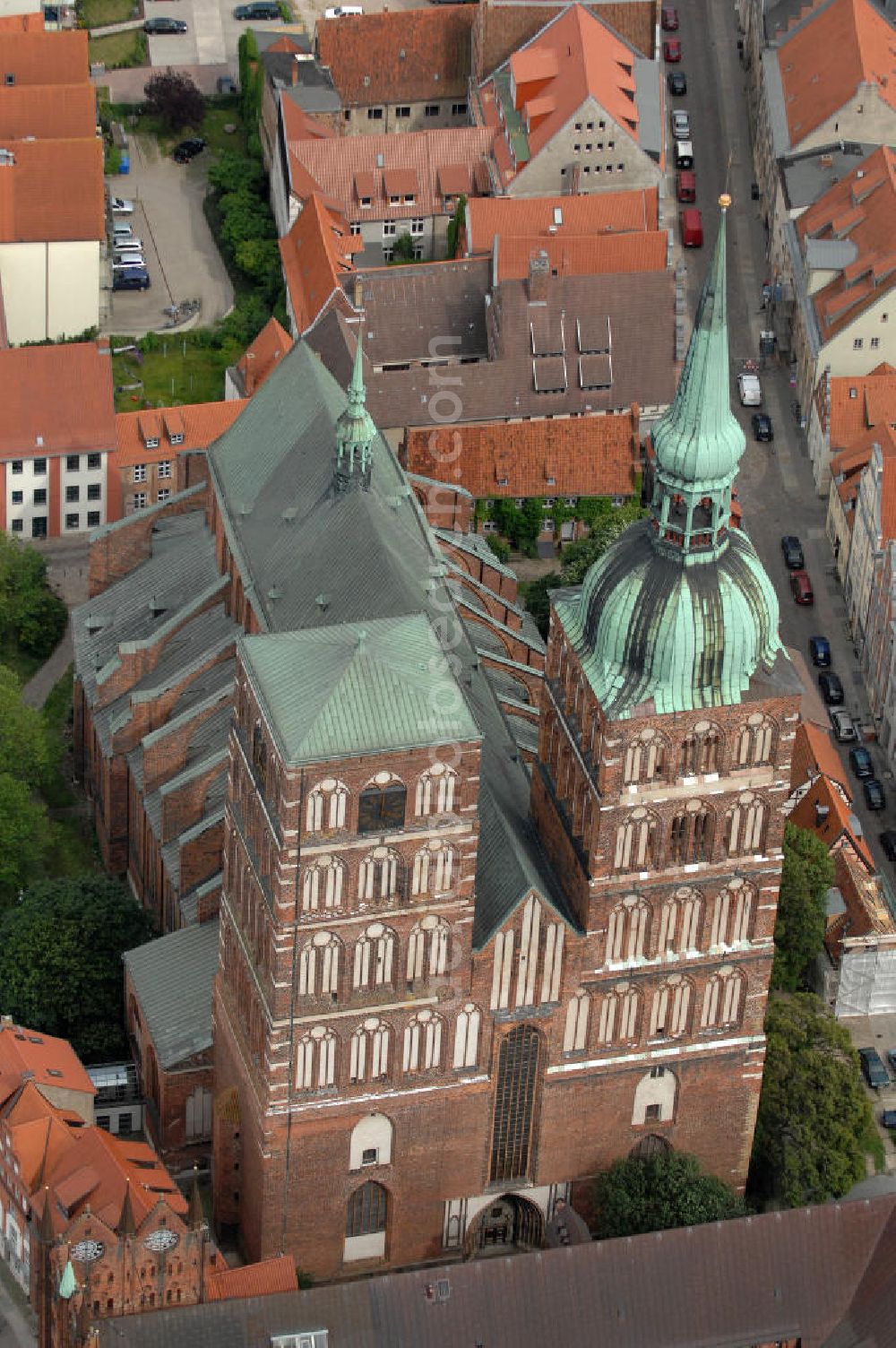 Aerial photograph Stralsund - Blick auf die St.Nikolai-Kirche. Sie ist die älteste der drei großen Pfarrkirchen Stralsunds und stammt aus dem 13. Jahrhundert. Der Südturm hat eine Höhe von 103 m. Benannt ist sie nach Nikolaus von Myra, dem Schutzheiligen der Seefahrer. Kontakt: Evangelische Kirchengemeinde St Nikolai, Auf dem St. Nikolaikirchenhof 2, 18439 Stralsund, Tel. 03831 297199, Fax 03831 297691, E-Mail: st.nikolai@t-online.de,