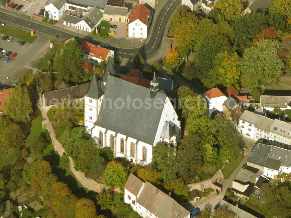 Aerial image Geithain - Anfang des 12. Jh. wurde die St. Nikolaikirche in Geithain mit ihren 42 m hohen Türmen im romanischen Baustil erbaut. An der Westseite zwischen den beiden Türmen befindet sich das schöne romanische Pfingsttor aus Porphyrtuff.