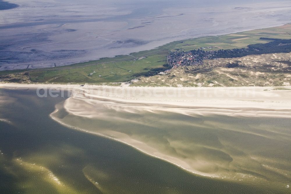 Aerial photograph Amrum - Amrum is beside the North Frisian island of Sylt and Fohr to the three core Geest islands. On the ridge of which have extensive forests and heathlands that form essentially a strip in the north-south direction. West of this strip is located along the entire length of the island's dunes. Because of extensive protected areas are the only Amrumer dunes of the west coast that are of gulls and ducks used to breed